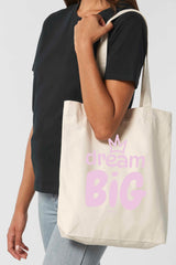 Naturfarbene Tote Bag mit rosa Aufdruck „dream BIG“ und kleiner Krone über dem Schriftzug – stilvolles Statement-Piece aus 80% recycelter Baumwolle und 20% recyceltem Polyester, fair produziert.