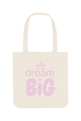 Naturfarbene Tote Bag mit rosa Aufdruck „dream BIG“ und kleiner Krone über dem Schriftzug – stilvolles Statement-Piece aus 80% recycelter Baumwolle und 20% recyceltem Polyester, fair produziert.