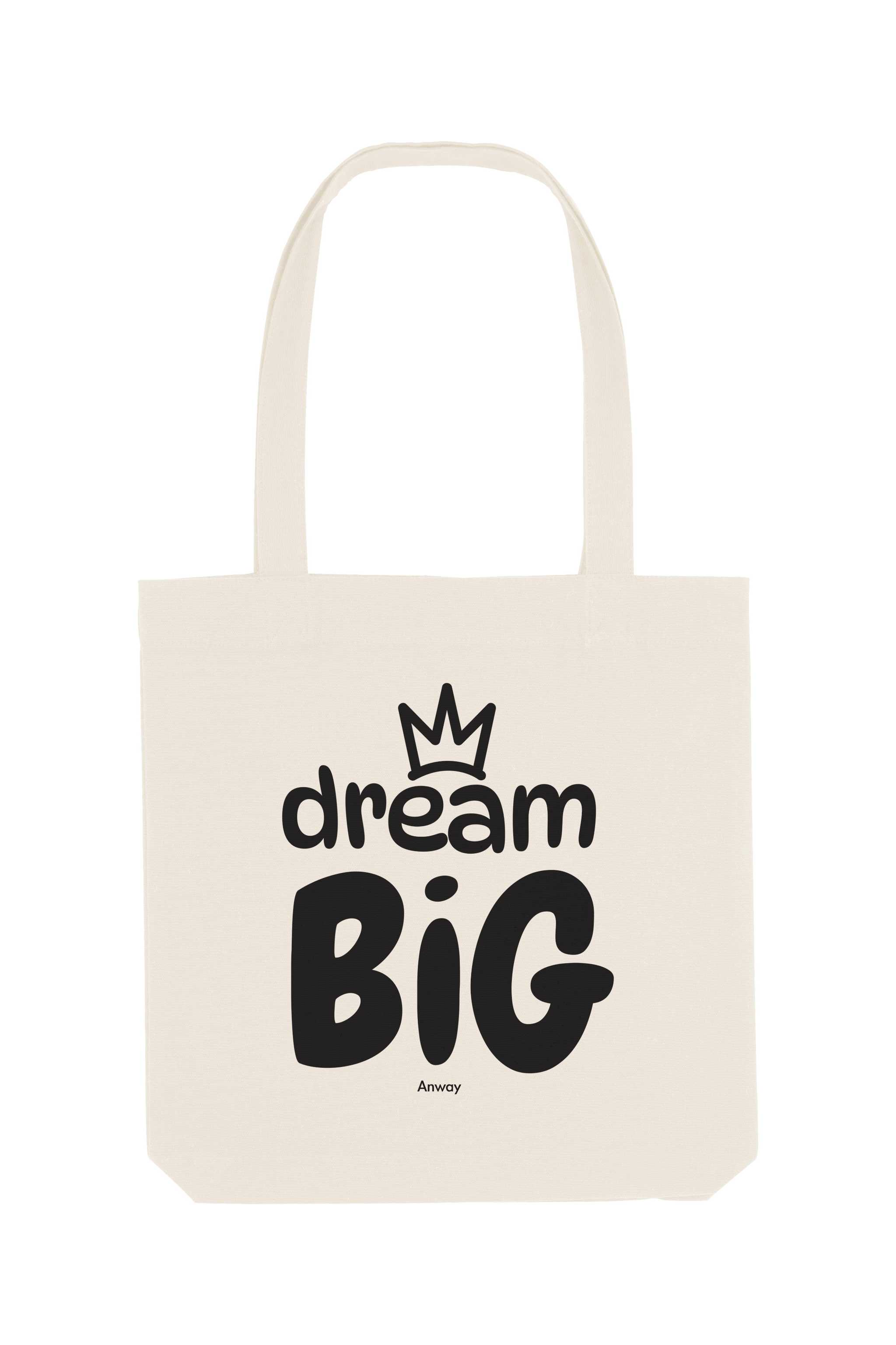 Naturfarbene Tote Bag mit schwarzem Aufdruck „dream BIG“ und kleiner Krone über dem Schriftzug – stilvolles Statement-Piece aus 80% recycelter Baumwolle und 20% recyceltem Polyester, fair produziert.