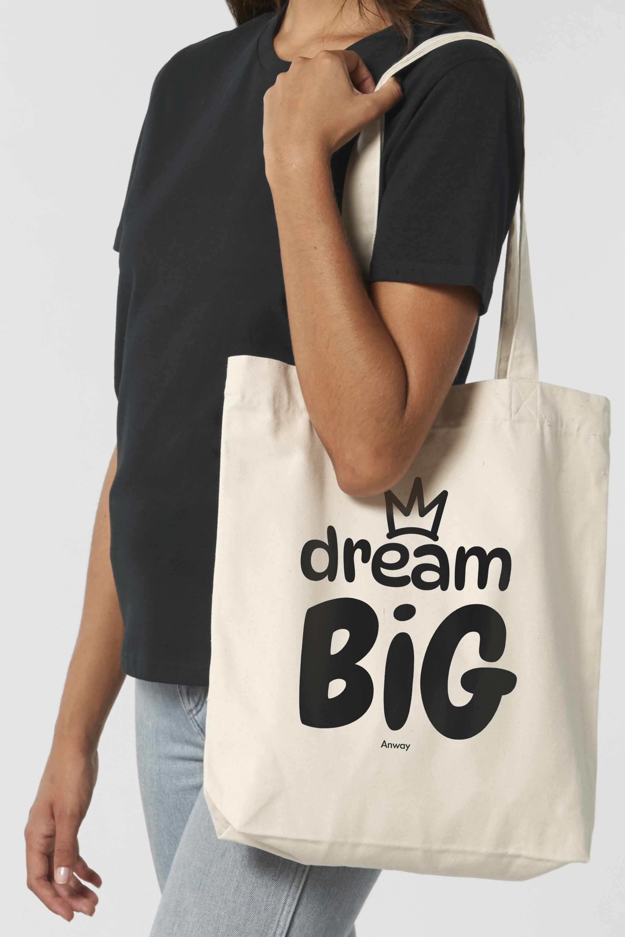 Naturfarbene Tote Bag mit schwarzem Aufdruck „dream BIG“ und kleiner Krone über dem Schriftzug – stilvolles Statement-Piece aus 80% recycelter Baumwolle und 20% recyceltem Polyester, fair produziert.