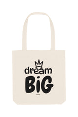 Naturfarbene Tote Bag mit schwarzem Aufdruck „dream BIG“ und kleiner Krone über dem Schriftzug – stilvolles Statement-Piece aus 80% recycelter Baumwolle und 20% recyceltem Polyester, fair produziert.