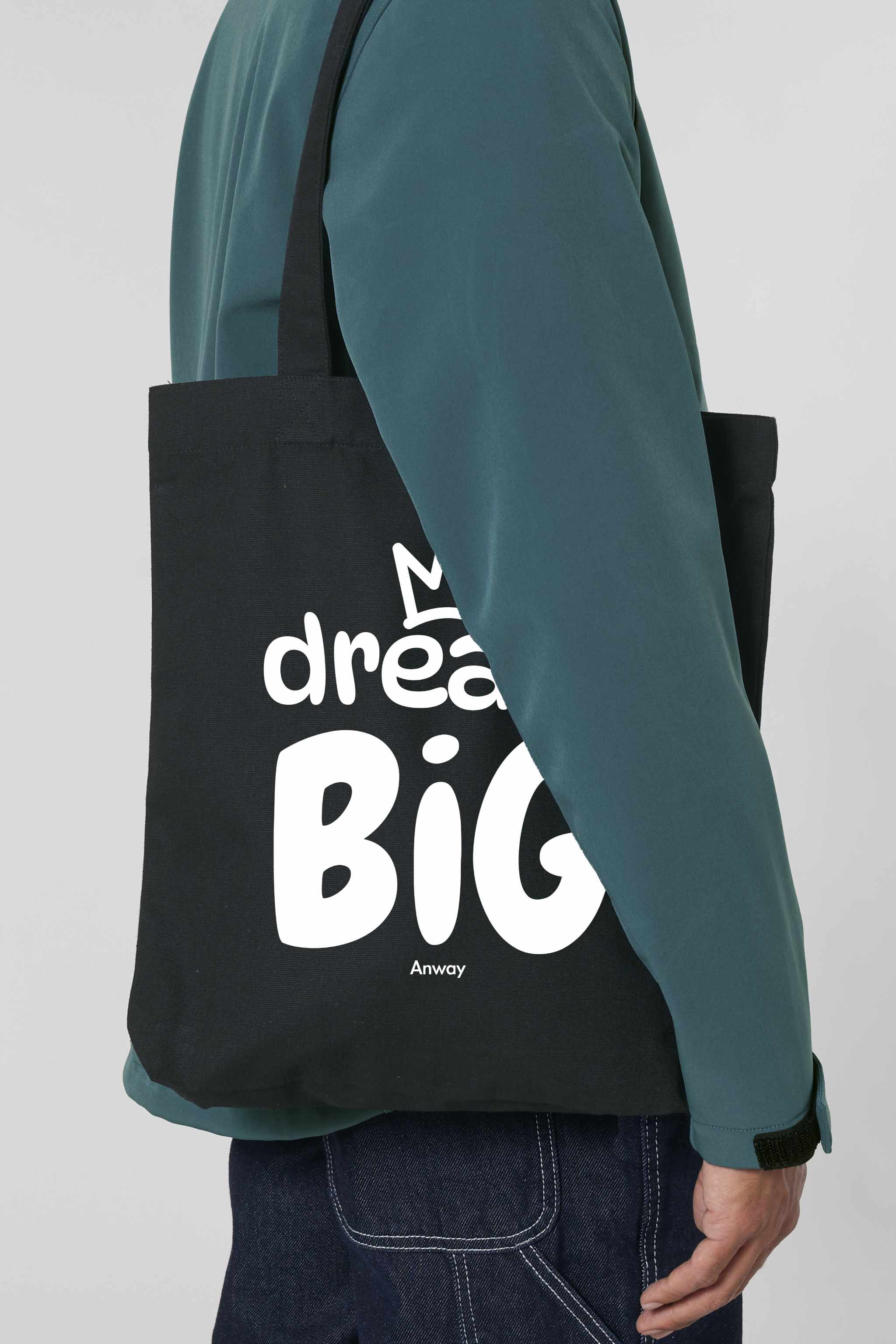 Schwarze Tote Bag mit weissem Aufdruck „dream BIG“ und kleiner Krone über dem Schriftzug – stilvolles Statement-Piece aus 80% recycelter Baumwolle und 20% recyceltem Polyester, fair produziert.