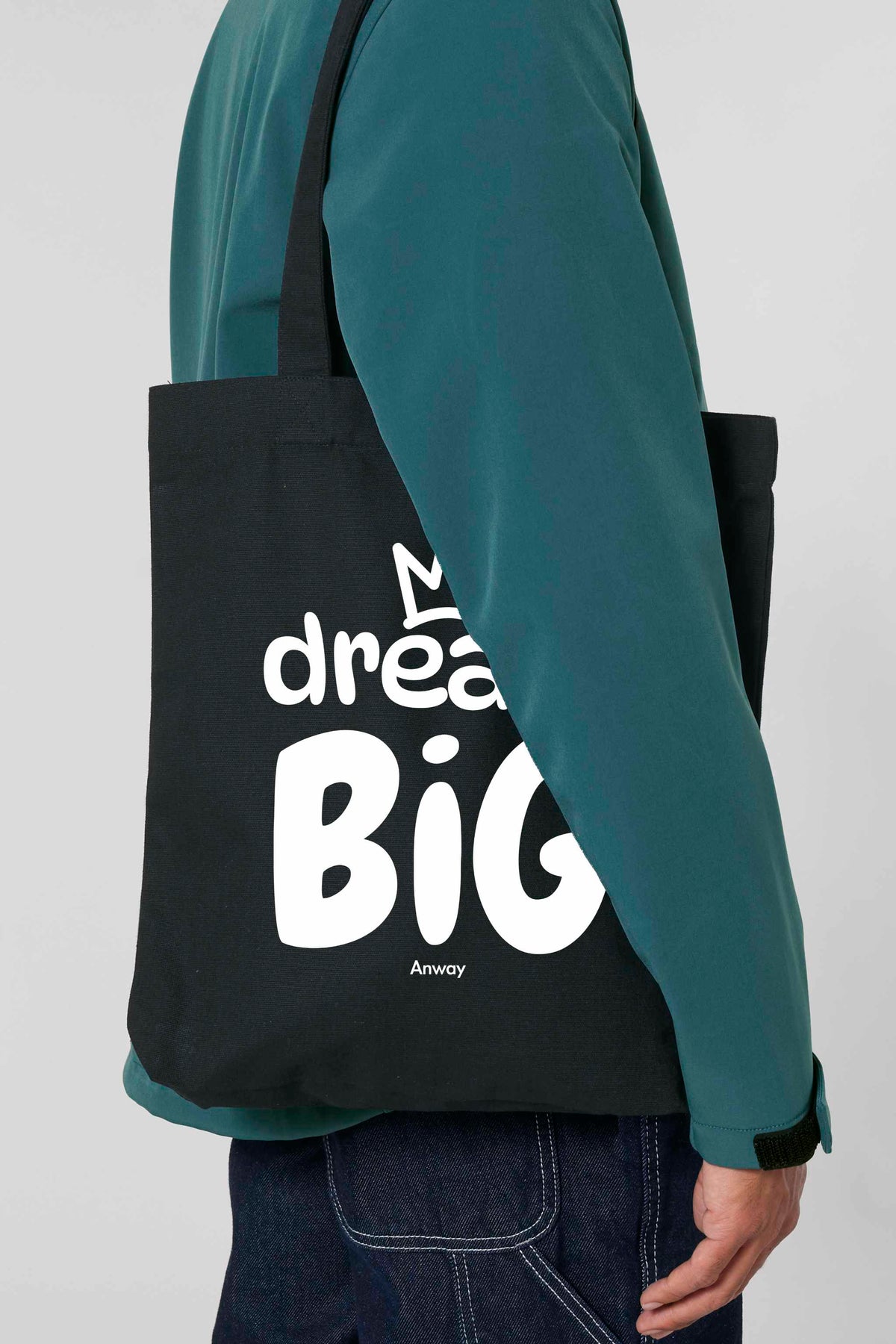 Schwarze Tote Bag mit weissem Aufdruck „dream BIG“ und kleiner Krone über dem Schriftzug – stilvolles Statement-Piece aus 80% recycelter Baumwolle und 20% recyceltem Polyester, fair produziert.