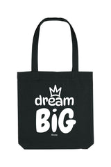 Schwarze Tote Bag mit weissem Aufdruck „dream BIG“ und kleiner Krone über dem Schriftzug – stilvolles Statement-Piece aus 80% recycelter Baumwolle und 20% recyceltem Polyester, fair produziert.