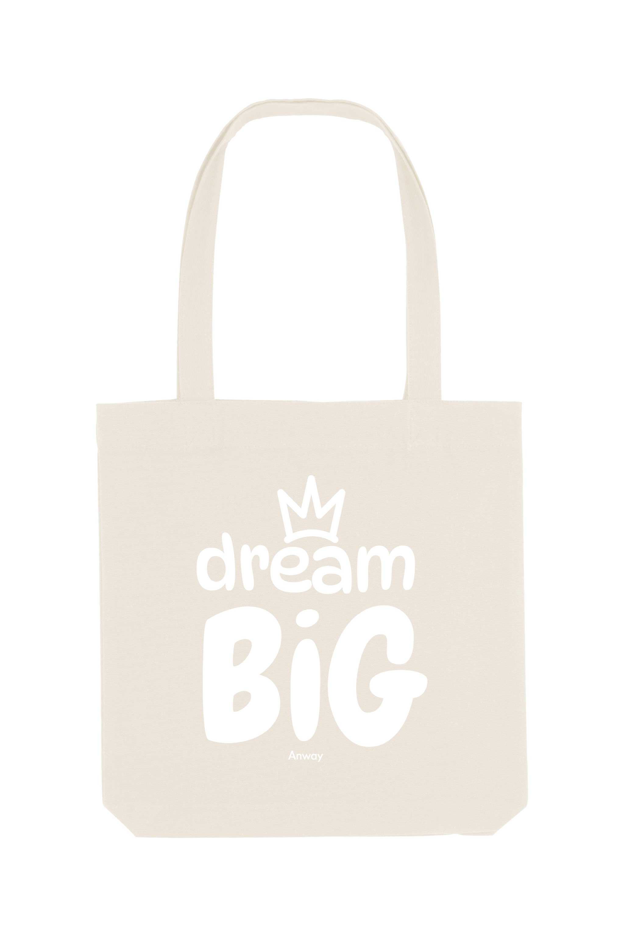 Naturfarbene Tote Bag mit weissem Aufdruck „dream BIG“ und kleiner Krone über dem Schriftzug – stilvolles Statement-Piece aus 80% recycelter Baumwolle und 20% recyceltem Polyester, fair produziert.