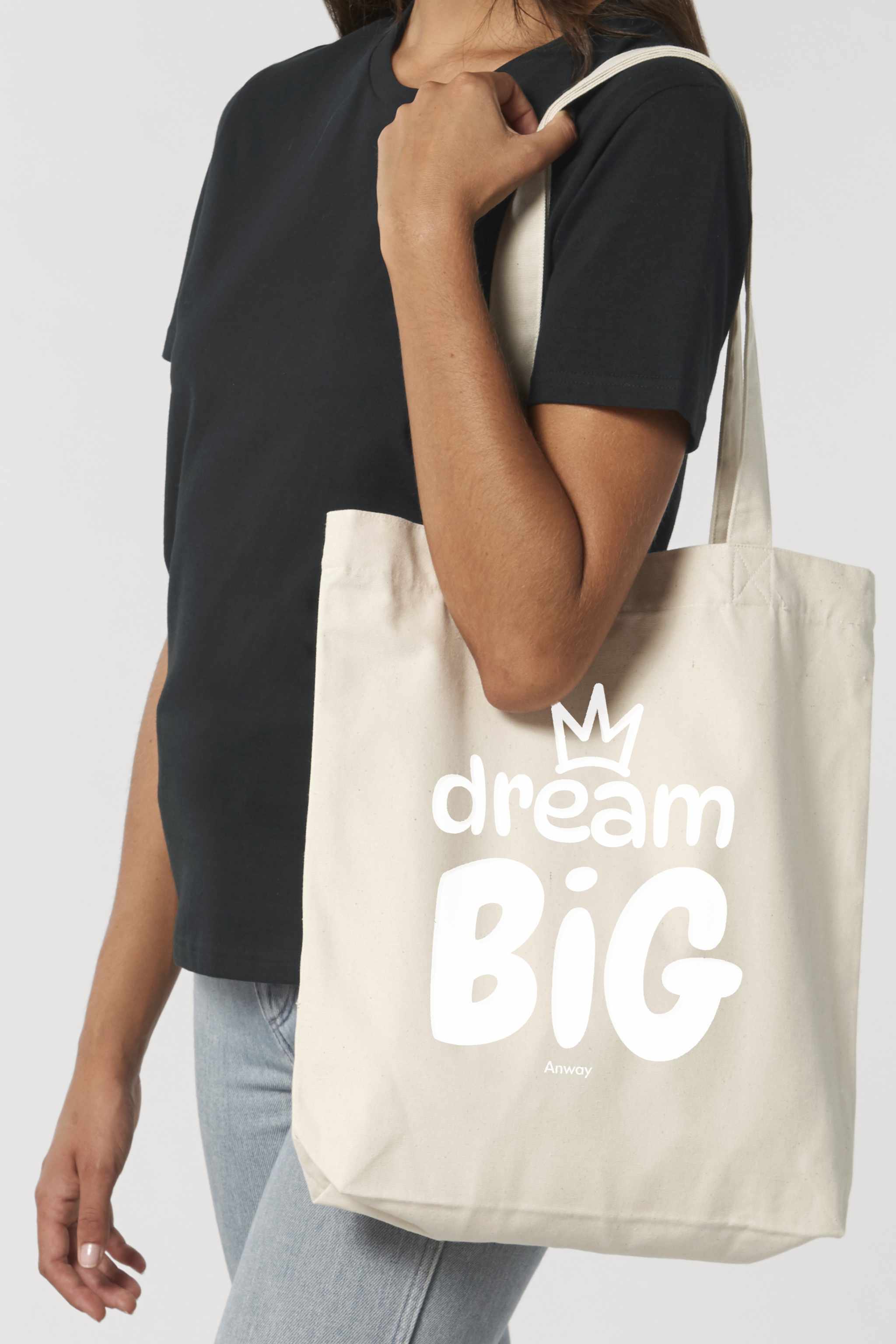 Naturfarbene Tote Bag mit weissem Aufdruck „dream BIG“ und kleiner Krone über dem Schriftzug – stilvolles Statement-Piece aus 80% recycelter Baumwolle und 20% recyceltem Polyester, fair produziert.