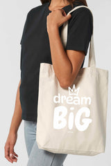 Naturfarbene Tote Bag mit weissem Aufdruck „dream BIG“ und kleiner Krone über dem Schriftzug – stilvolles Statement-Piece aus 80% recycelter Baumwolle und 20% recyceltem Polyester, fair produziert.