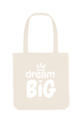 Naturfarbene Tote Bag mit weissem Aufdruck „dream BIG“ und kleiner Krone über dem Schriftzug – stilvolles Statement-Piece aus 80% recycelter Baumwolle und 20% recyceltem Polyester, fair produziert.