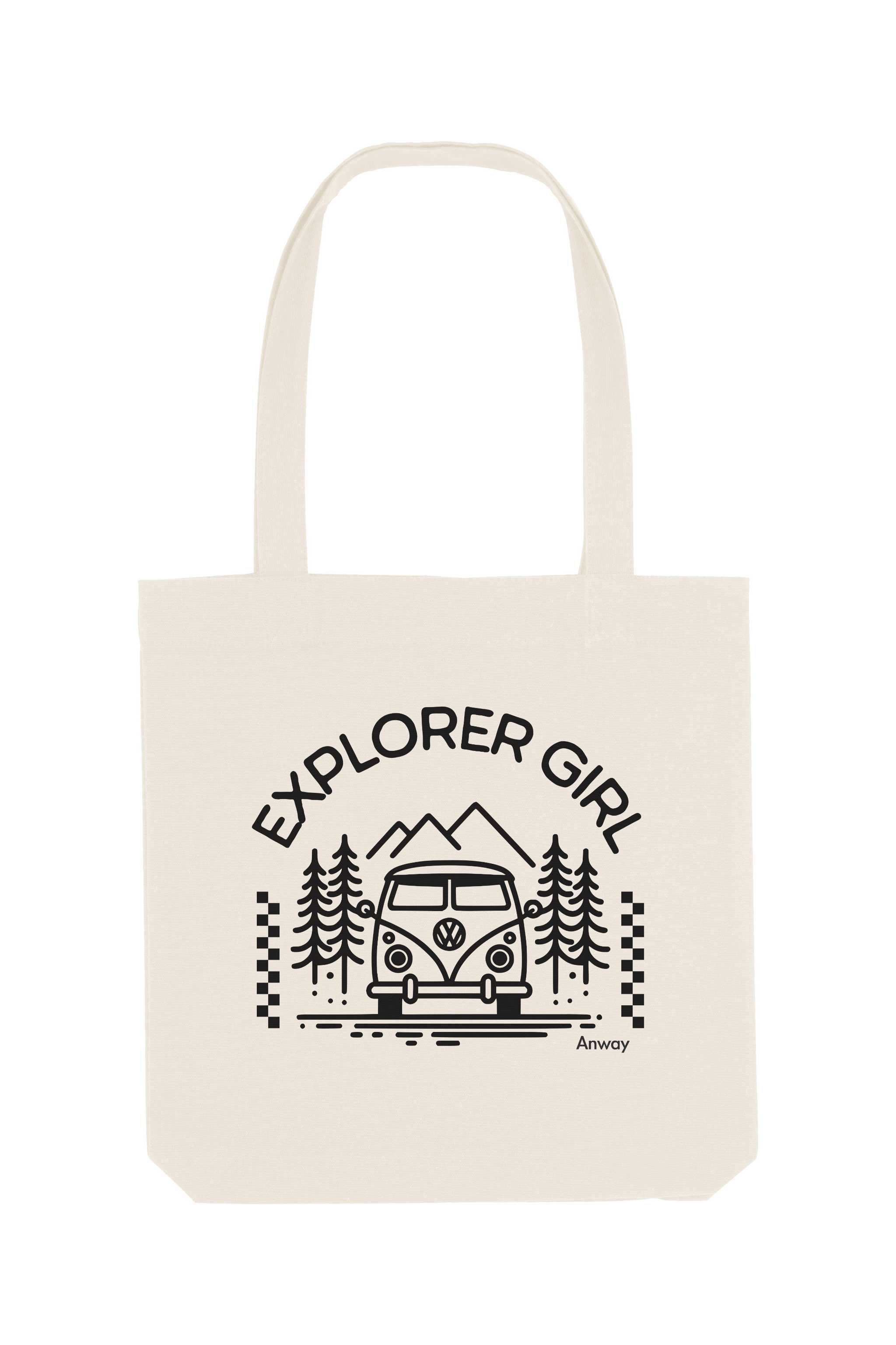 Naturfarbene Tote Bag mit schwarzem Aufdruck „EXPLORER GIRL“ – illustriert mit einem VW-Bus, Tannenbäumen und Bergen – robustes, stylisches Accessoire aus 80% recycelter Baumwolle und 20% recyceltem Polyester, fair produziert.