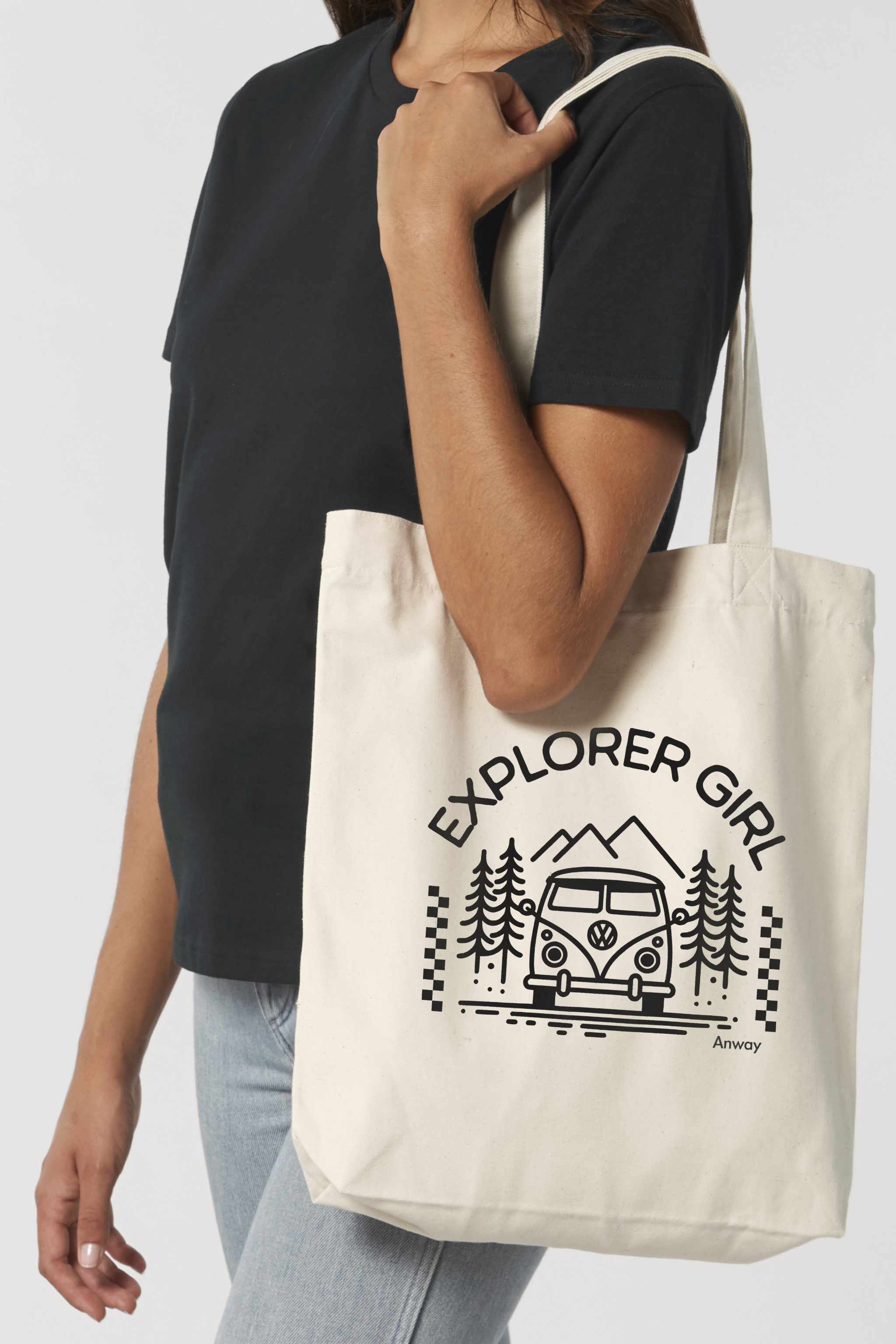 Naturfarbene Tote Bag mit schwarzem Aufdruck „EXPLORER GIRL“ – illustriert mit einem VW-Bus, Tannenbäumen und Bergen – robustes, stylisches Accessoire aus 80% recycelter Baumwolle und 20% recyceltem Polyester, fair produziert.