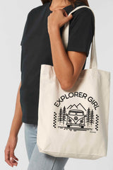Naturfarbene Tote Bag mit schwarzem Aufdruck „EXPLORER GIRL“ – illustriert mit einem VW-Bus, Tannenbäumen und Bergen – robustes, stylisches Accessoire aus 80% recycelter Baumwolle und 20% recyceltem Polyester, fair produziert.