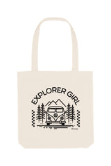 Naturfarbene Tote Bag mit schwarzem Aufdruck „EXPLORER GIRL“ – illustriert mit einem VW-Bus, Tannenbäumen und Bergen – robustes, stylisches Accessoire aus 80% recycelter Baumwolle und 20% recyceltem Polyester, fair produziert.