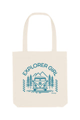 Naturfarbene Tote Bag mit türkis Aufdruck „EXPLORER GIRL“ – illustriert mit einem VW-Bus, Tannenbäumen und Bergen – robustes, stylisches Accessoire aus 80% recycelter Baumwolle und 20% recyceltem Polyester, fair produziert.