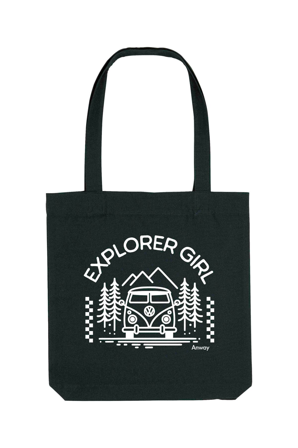 Schwarze Tote Bag mit weissem Aufdruck „EXPLORER GIRL“ – illustriert mit einem VW-Bus, Tannenbäumen und Bergen – robustes, stylisches Accessoire aus 80% recycelter Baumwolle und 20% recyceltem Polyester, fair produziert.