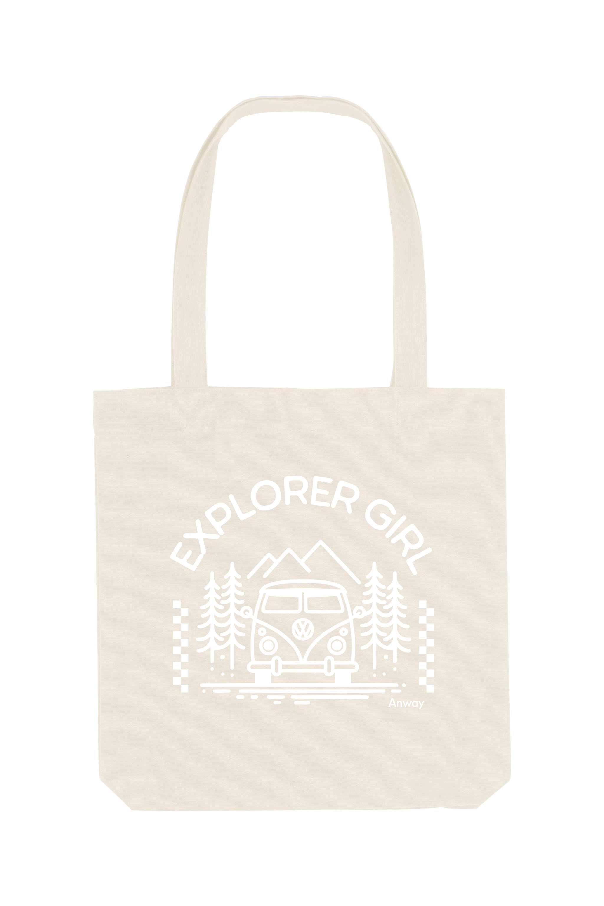 Naturfarbene Tote Bag mit weissem Aufdruck „EXPLORER GIRL“ – illustriert mit einem VW-Bus, Tannenbäumen und Bergen – robustes, stylisches Accessoire aus 80% recycelter Baumwolle und 20% recyceltem Polyester, fair produziert.