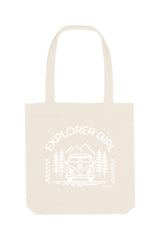 Naturfarbene Tote Bag mit weissem Aufdruck „EXPLORER GIRL“ – illustriert mit einem VW-Bus, Tannenbäumen und Bergen – robustes, stylisches Accessoire aus 80% recycelter Baumwolle und 20% recyceltem Polyester, fair produziert.