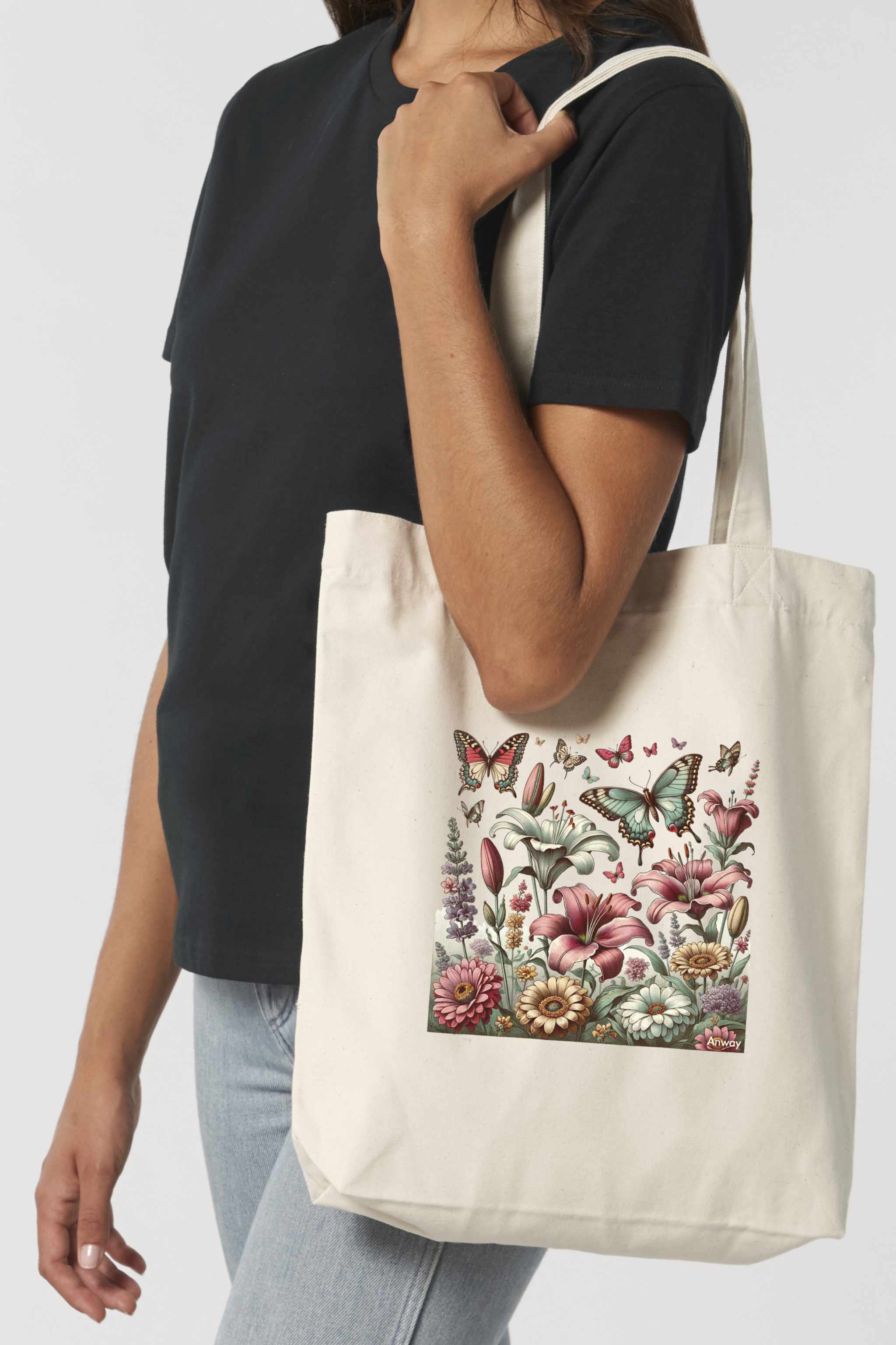 Naturfarbene Tote Bag mit farbiger Blumenwiese und Schmetterlingen – stilvoller, nachhaltiger Stoffbeutel aus 80% recycelter Baumwolle und 20% recyceltem Polyester, mit robusten Nähten und langen Henkeln.