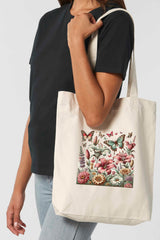 Naturfarbene Tote Bag mit farbiger Blumenwiese und Schmetterlingen – stilvoller, nachhaltiger Stoffbeutel aus 80% recycelter Baumwolle und 20% recyceltem Polyester, mit robusten Nähten und langen Henkeln.