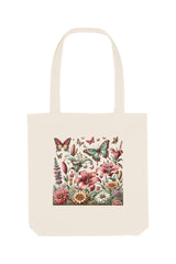 Naturfarbene Tote Bag mit farbiger Blumenwiese und Schmetterlingen – stilvoller, nachhaltiger Stoffbeutel aus 80% recycelter Baumwolle und 20% recyceltem Polyester, mit robusten Nähten und langen Henkeln.