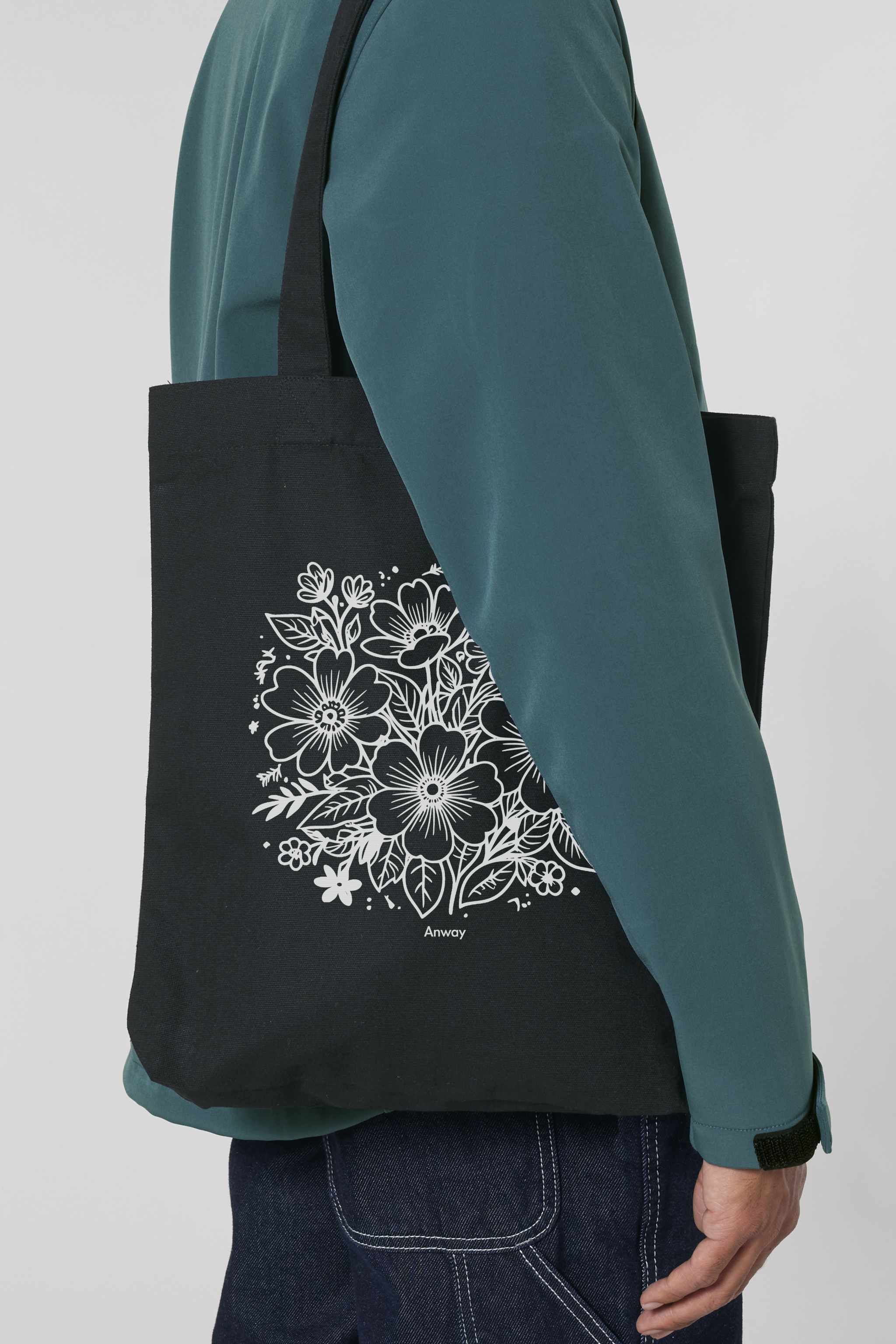 Schwarze Tote Bag mit weissem floralen Lineart-Motiv und kleinem „Anway“-Schriftzug – nachhaltige Tasche aus 80% recycelter Baumwolle und 20% recyceltem Polyester mit langen Henkeln und geräumigem Schnitt.