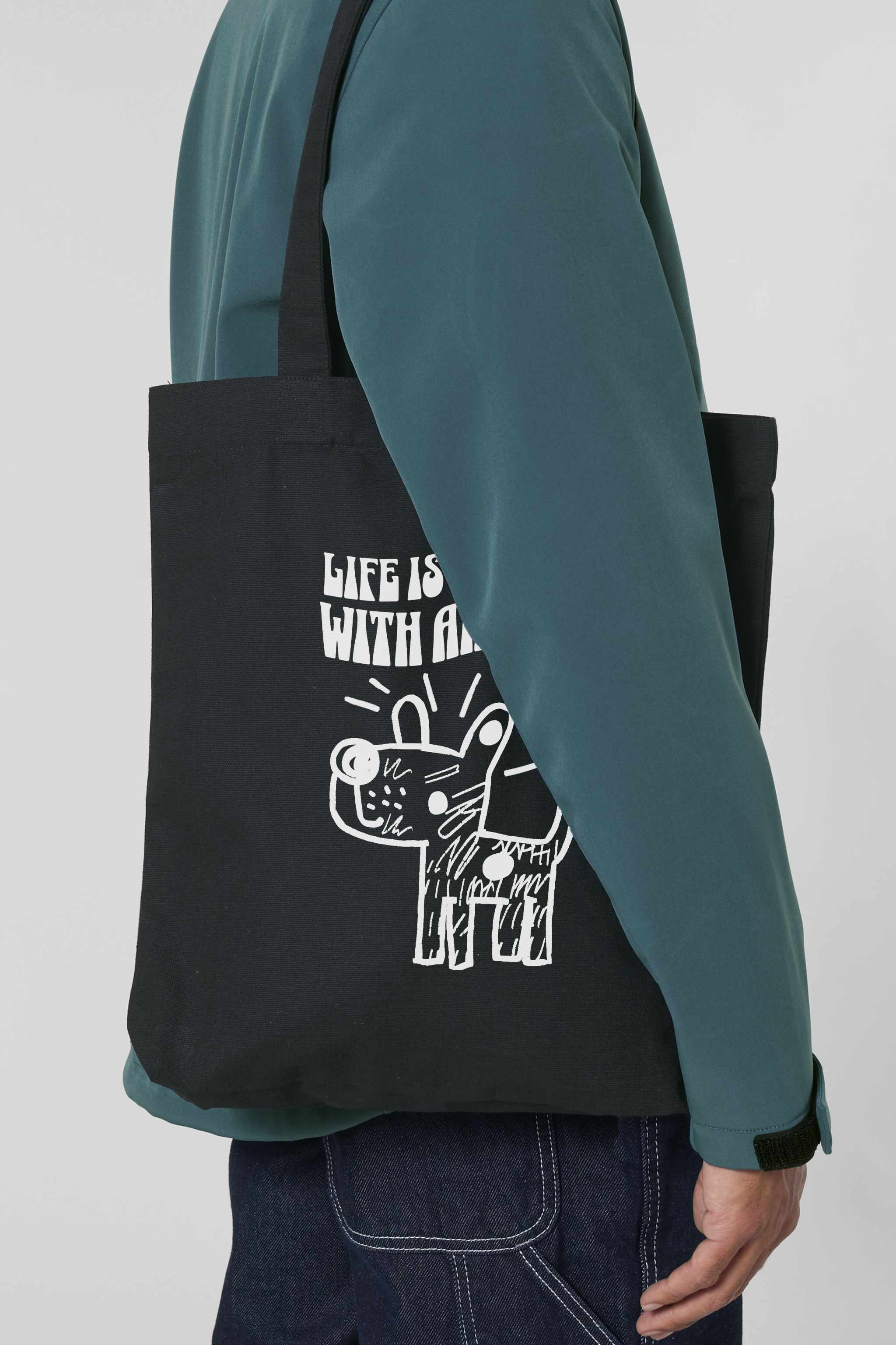 Schwarze Tote Bag mit weissem, handgezeichnetem Hundemotiv und dem Schriftzug „LIFE IS BETTER WITH ANWAY“ – nachhaltige Stofftasche mit langen Henkeln, ideal für den Alltag.