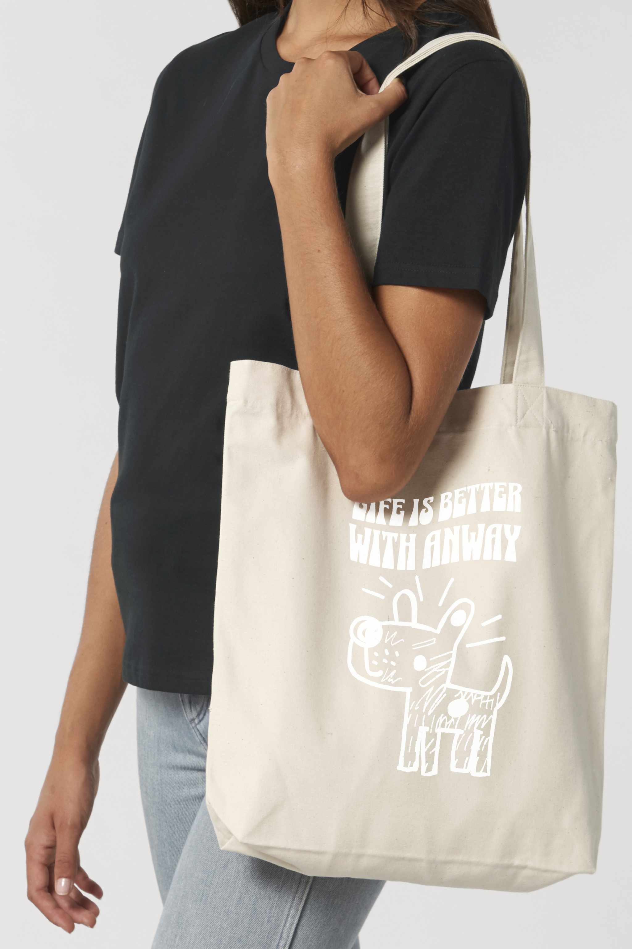 Naturfarbene Tote Bag mit weissem, handgezeichnetem Hundemotiv und dem Schriftzug „LIFE IS BETTER WITH ANWAY“ – nachhaltige Stofftasche mit langen Henkeln, ideal für den Alltag.