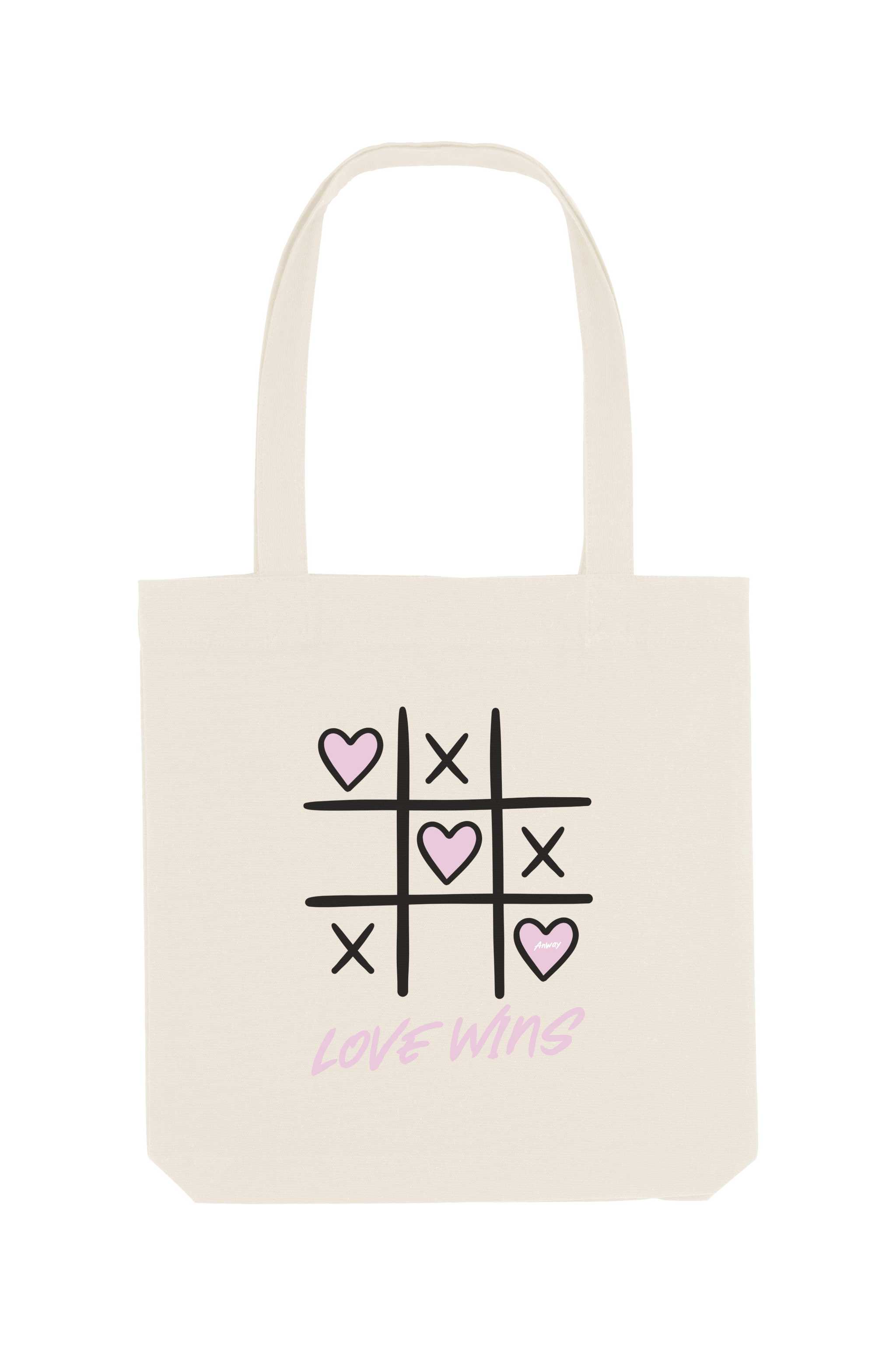 Naturfarbene Tote Bag mit einem verspielten Tic-Tac-Toe-Design aus schwarzen Linien und rosa Herzen sowie dem pinken Schriftzug „LOVE WINS“ – stilvolle Stofftasche mit Statement für Liebe und Vielfalt.