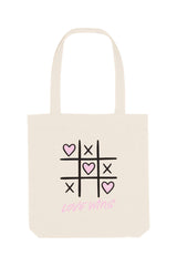 Naturfarbene Tote Bag mit einem verspielten Tic-Tac-Toe-Design aus schwarzen Linien und rosa Herzen sowie dem pinken Schriftzug „LOVE WINS“ – stilvolle Stofftasche mit Statement für Liebe und Vielfalt.