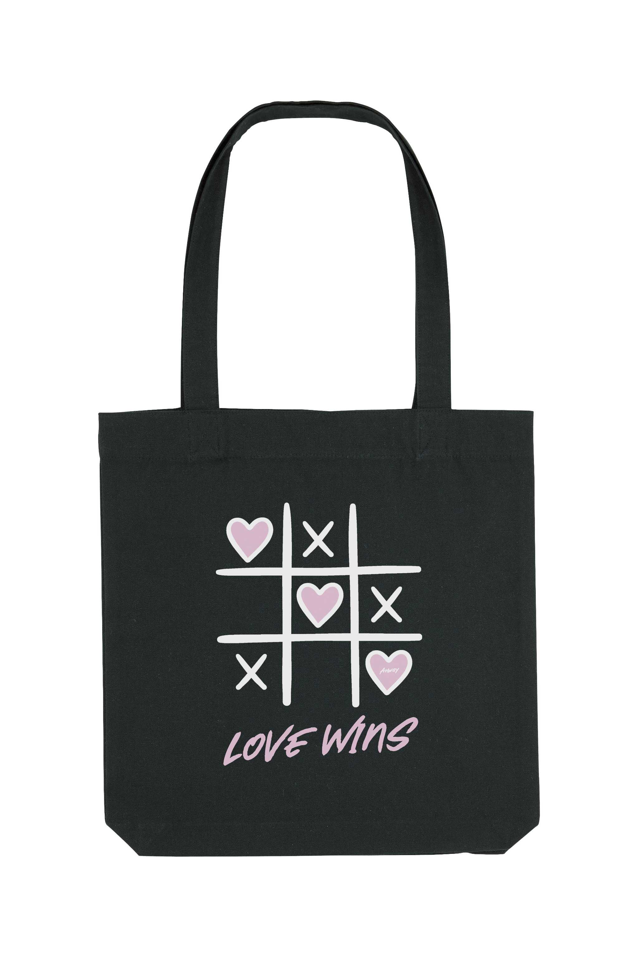 Schwarze Tote Bag mit einem verspielten Tic-Tac-Toe-Design aus weissen Linien und rosa Herzen sowie dem pinken Schriftzug „LOVE WINS“ – stilvolle Stofftasche mit Statement für Liebe und Vielfalt.