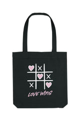 Schwarze Tote Bag mit einem verspielten Tic-Tac-Toe-Design aus weissen Linien und rosa Herzen sowie dem pinken Schriftzug „LOVE WINS“ – stilvolle Stofftasche mit Statement für Liebe und Vielfalt.
