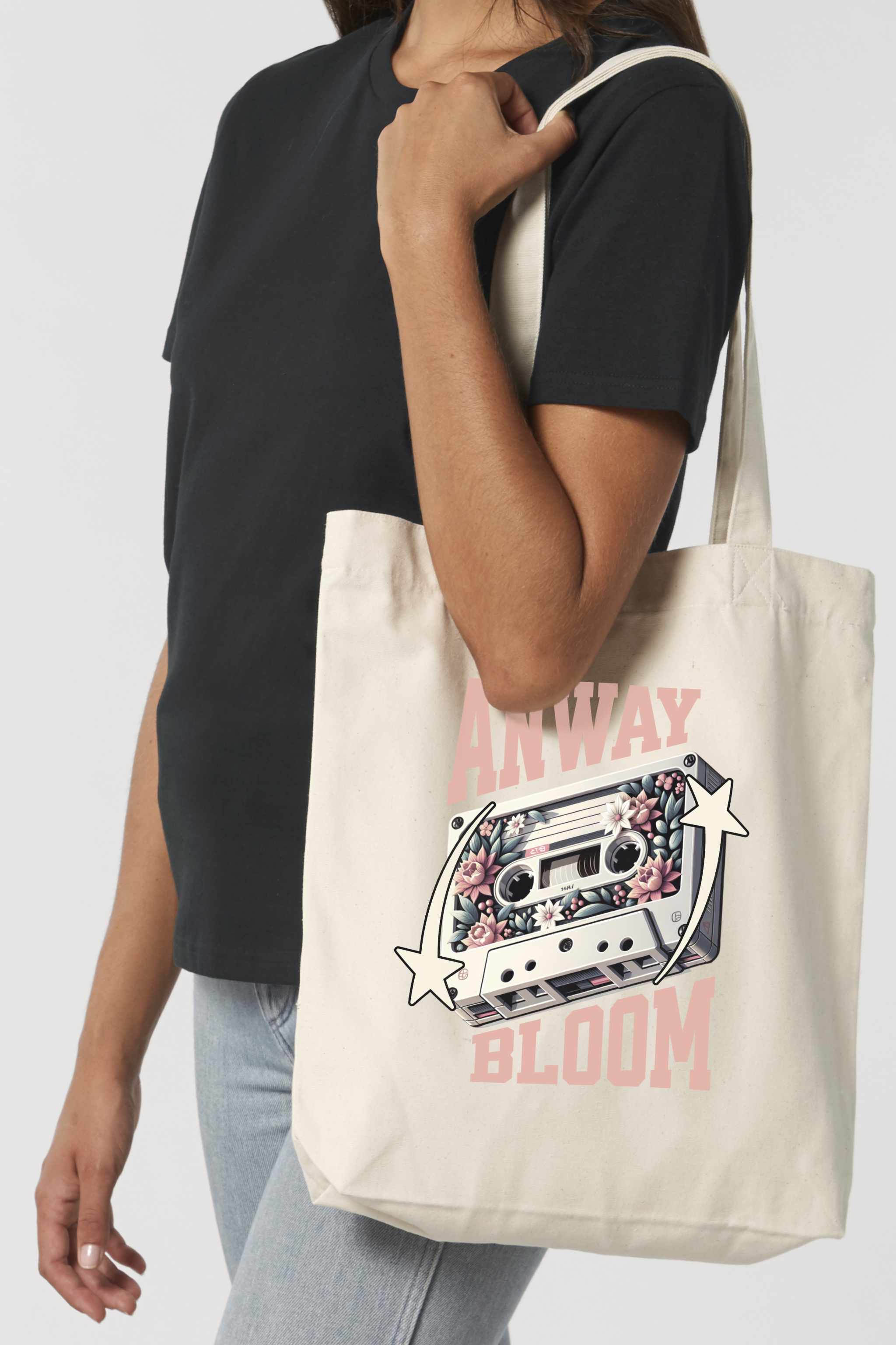 Naturfarbene Tote Bag mit retro-inspiriertem Design: Eine Kassette mit floralen Elementen, flankiert von zwei Sternen, und dem Schriftzug „ANWAY BLOOM“ in grossem rosa Vintage-Font – stylisch und nostalgisch zugleich.