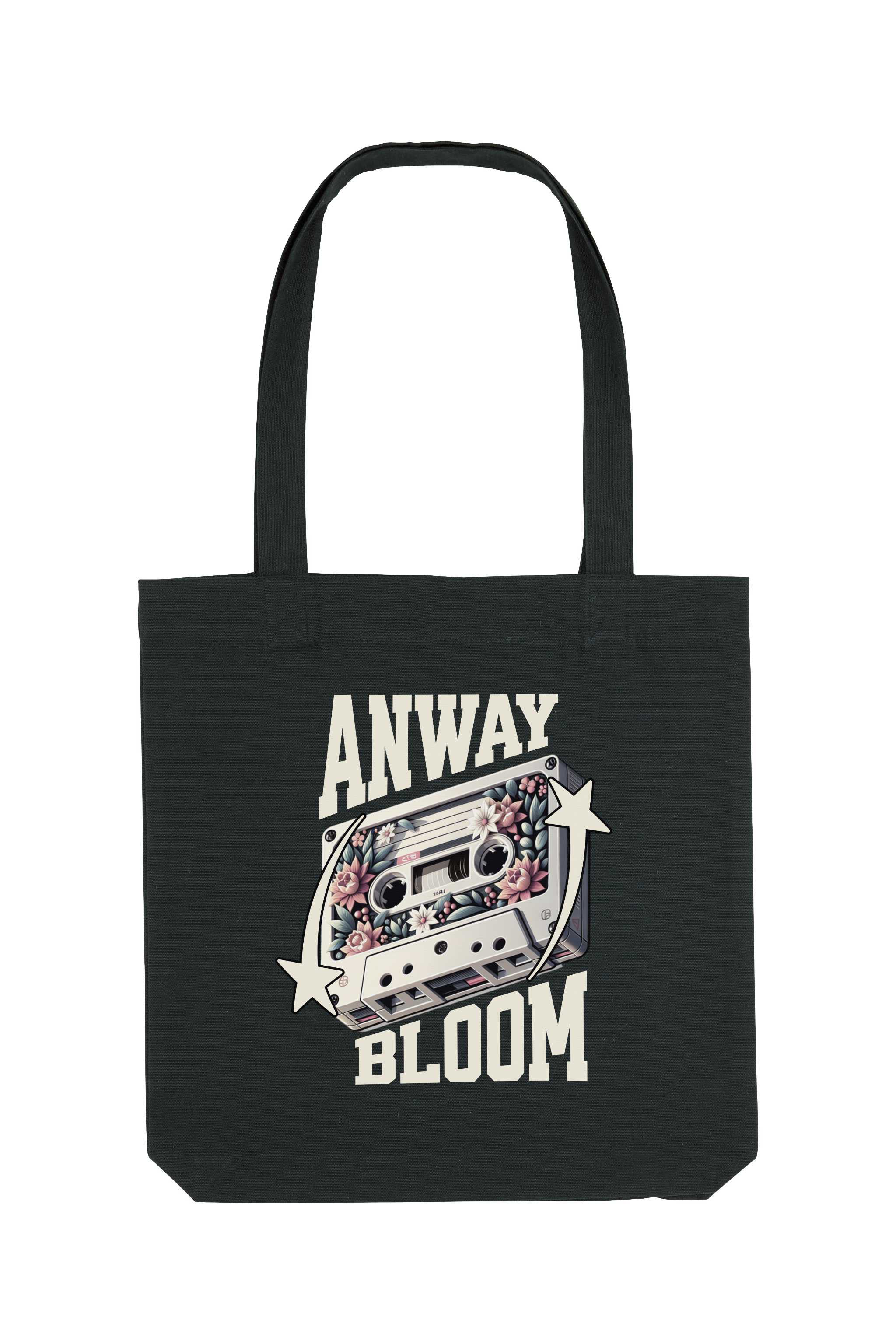 Schwarze Tote Bag mit retro-inspiriertem Design: Eine Kassette mit floralen Elementen, flankiert von zwei Sternen, und dem Schriftzug „ANWAY BLOOM“ in grossem beigen Vintage-Font – stylisch und nostalgisch zugleich.