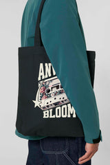 Schwarze Tote Bag mit retro-inspiriertem Design: Eine Kassette mit floralen Elementen, flankiert von zwei Sternen, und dem Schriftzug „ANWAY BLOOM“ in grossem beigen Vintage-Font – stylisch und nostalgisch zugleich.