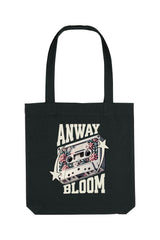 Schwarze Tote Bag mit retro-inspiriertem Design: Eine Kassette mit floralen Elementen, flankiert von zwei Sternen, und dem Schriftzug „ANWAY BLOOM“ in grossem beigen Vintage-Font – stylisch und nostalgisch zugleich.