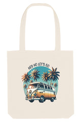 Naturfarbene Tote Bag mit buntem Retro-Motiv eines VW-Busses vor Palmen und dem Schriftzug „HEY HO LET’S GO“ – stylische Stofftasche aus 80% recycelter Baumwolle und 20% recyceltem Polyester, ideal als Alltagstasche oder Beach Bag.