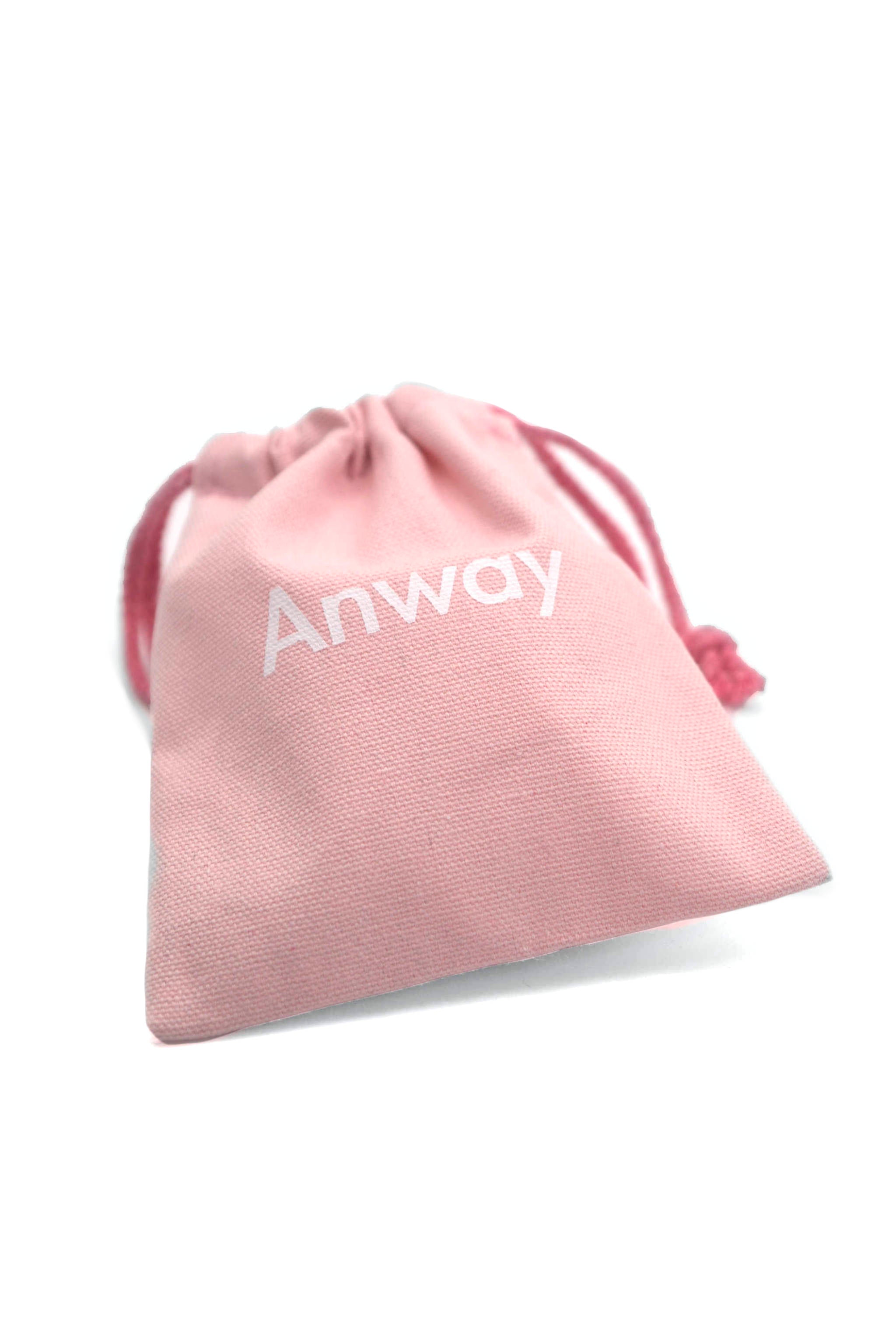 Kleiner, rosafarbener Travel Bag aus 100 % Baumwolle mit Kordelzugverschluss. Kompakt und vielseitig – ideal zur Aufbewahrung von Haarklammern, Scrunchies oder Make-up-Artikeln wie Lippenstift und Mascara. Grösse: 13,5 × 16 cm.