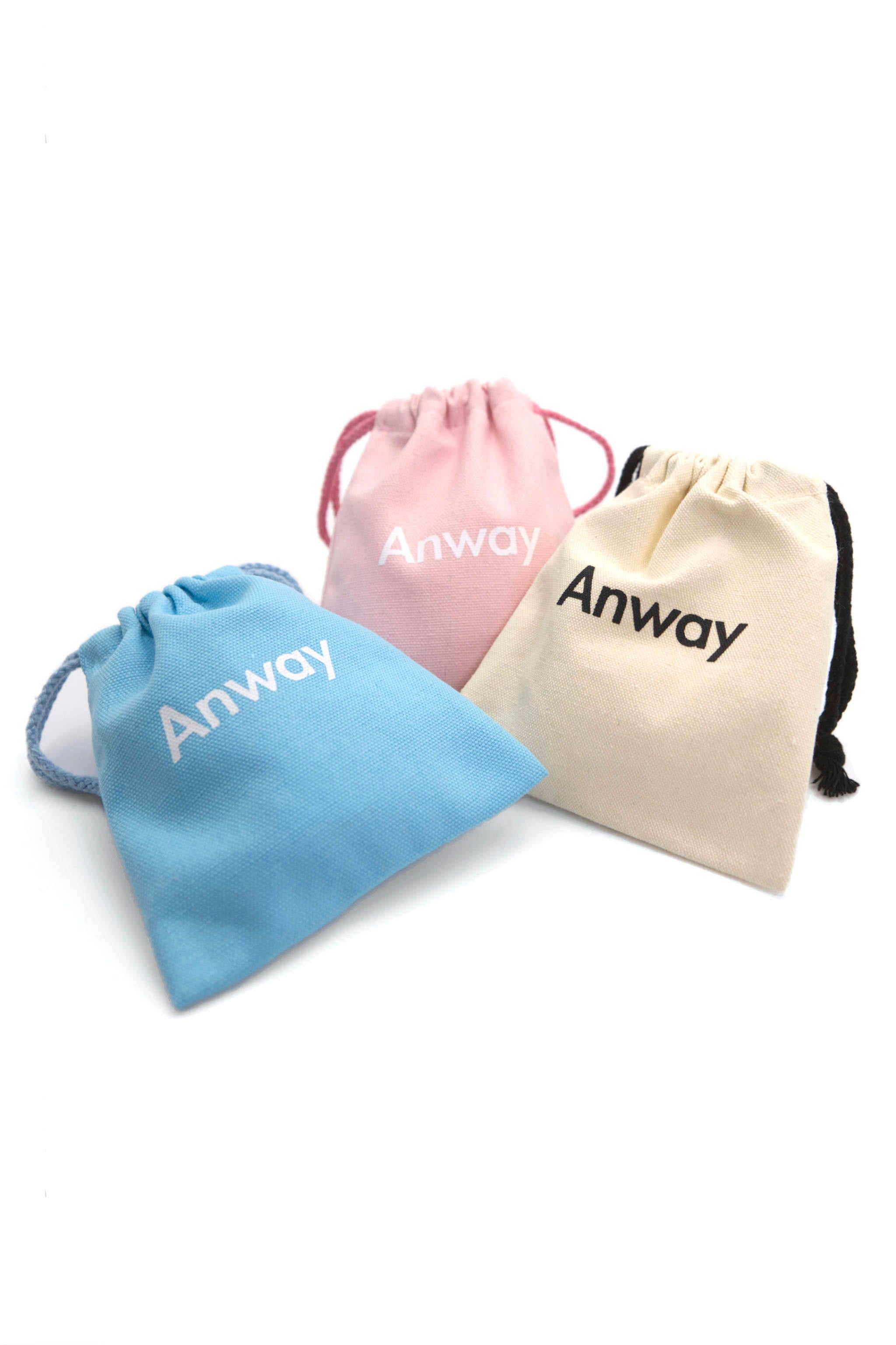Kleine Travel Bags aus 100 % Baumwolle mit Kordelzugverschluss. Kompakt und vielseitig – ideal zur Aufbewahrung von Haarklammern, Scrunchies oder Make-up-Artikeln wie Lippenstift und Mascara. Grösse: 13,5 × 16 cm.