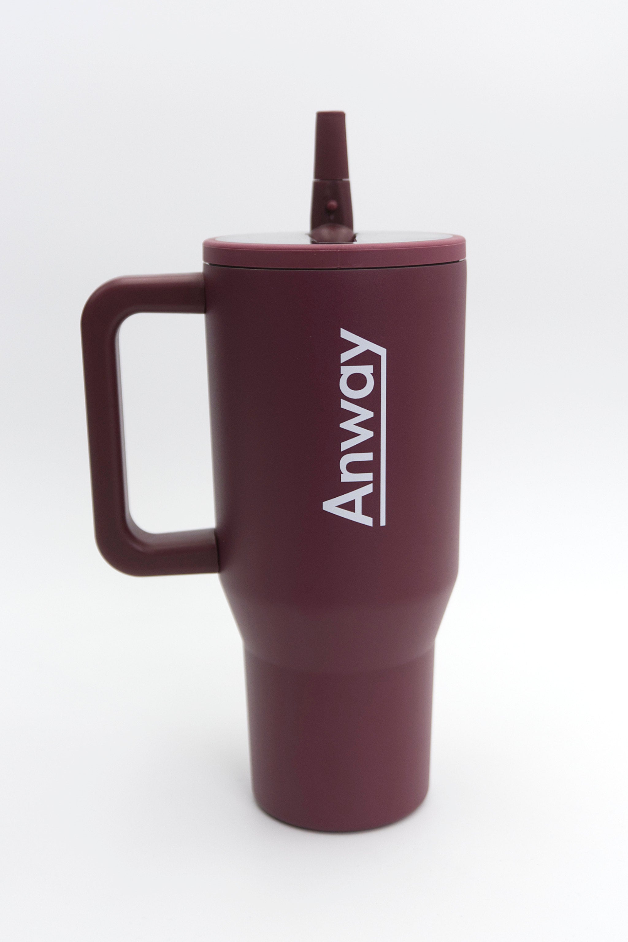 Grosser, wiederverwendbarer Trinkbecher in weinrot („Cranberry“) mit transparentem Deckel und einklappbarem Silikonstrohhalm. Fassungsvermögen 1,12 Liter. Silikonboden für geräuschloses Abstellen. Ideal für unterwegs – hält Getränke lange warm oder kalt. 