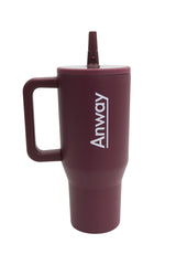 Grosser, wiederverwendbarer Trinkbecher in weinrot („Cranberry“) mit transparentem Deckel und einklappbarem Silikonstrohhalm. Fassungsvermögen 1,12 Liter. Silikonboden für geräuschloses Abstellen. Ideal für unterwegs – hält Getränke lange warm oder kalt. 