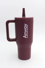 Grosser, wiederverwendbarer Trinkbecher in weinrot („Cranberry“) mit transparentem Deckel und einklappbarem Silikonstrohhalm. Fassungsvermögen 1,12 Liter. Silikonboden für geräuschloses Abstellen. Ideal für unterwegs – hält Getränke lange warm oder kalt. 