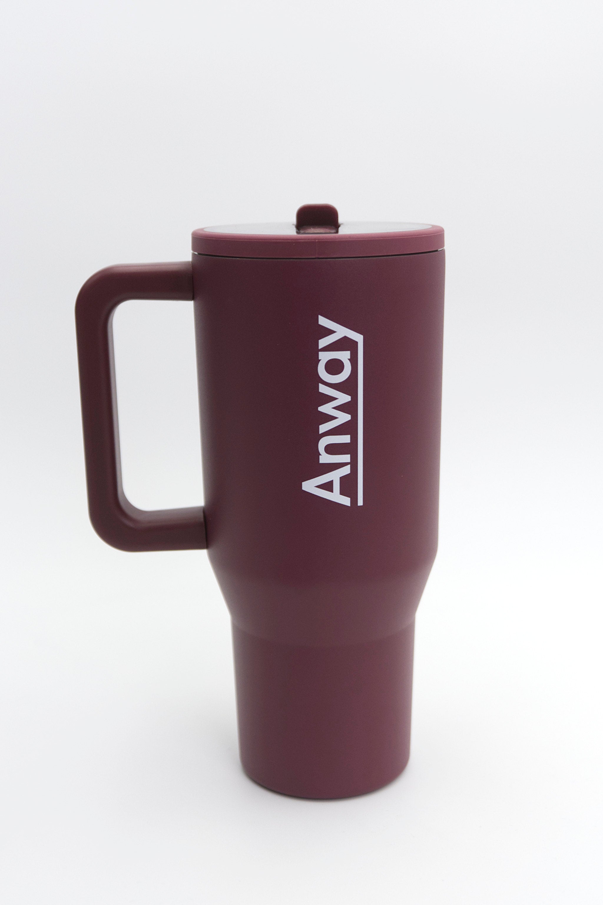 Grosser, wiederverwendbarer Trinkbecher in weinrot („Cranberry“) mit transparentem Deckel und einklappbarem Silikonstrohhalm. Fassungsvermögen 1,12 Liter. Silikonboden für geräuschloses Abstellen. Ideal für unterwegs – hält Getränke lange warm oder kalt. 