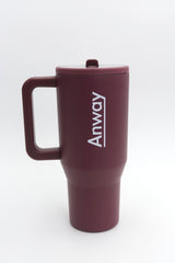 Grosser, wiederverwendbarer Trinkbecher in weinrot („Cranberry“) mit transparentem Deckel und einklappbarem Silikonstrohhalm. Fassungsvermögen 1,12 Liter. Silikonboden für geräuschloses Abstellen. Ideal für unterwegs – hält Getränke lange warm oder kalt. 