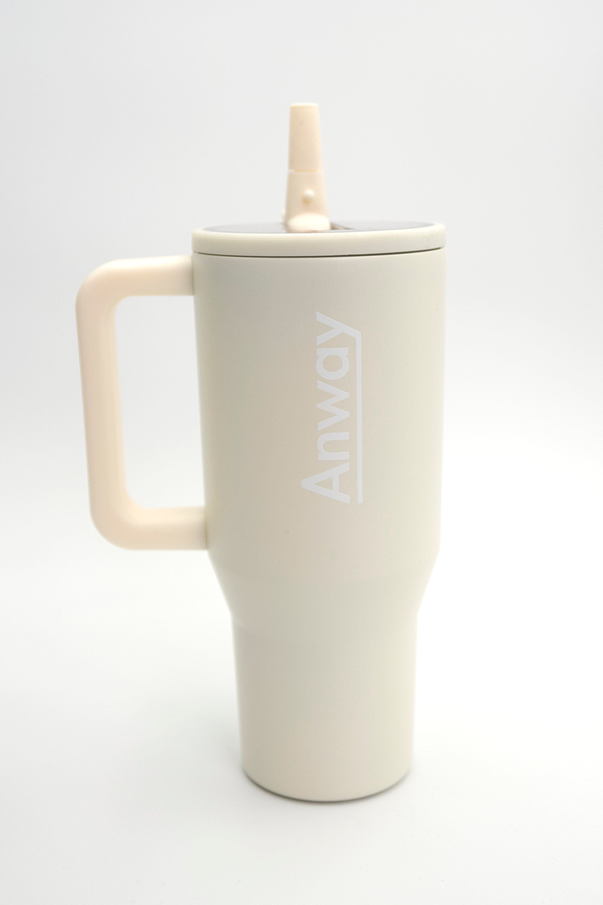 Grosser, wiederverwendbarer Trinkbecher in Beige („Cream“) mit transparentem Deckel und einklappbarem Silikonstrohhalm. Fassungsvermögen 1,12 Liter. Silikonboden für geräuschloses Abstellen. Ideal für unterwegs – hält Getränke lange warm oder kalt. 