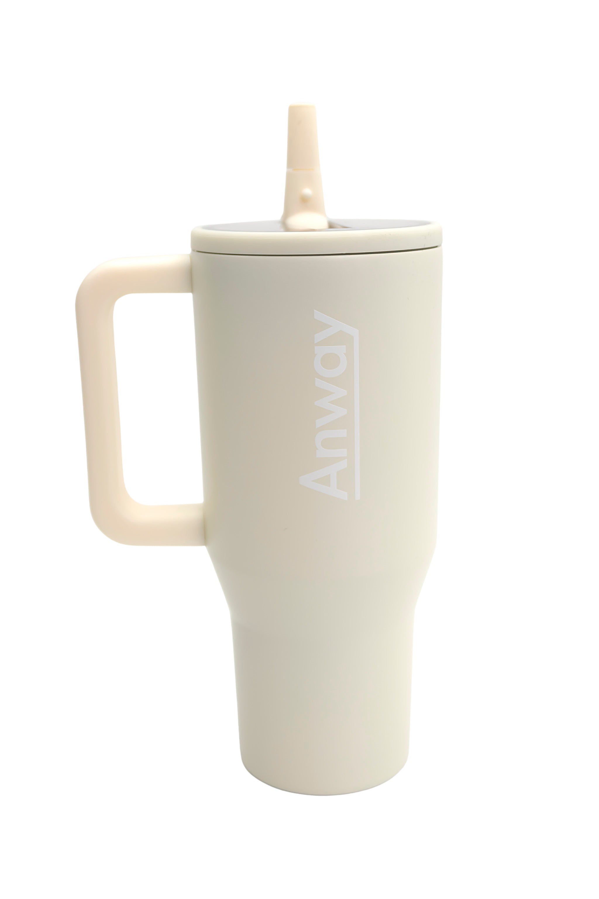 Grosser, wiederverwendbarer Trinkbecher in Beige („Cream“) mit transparentem Deckel und einklappbarem Silikonstrohhalm. Fassungsvermögen 1,12 Liter. Silikonboden für geräuschloses Abstellen. Ideal für unterwegs – hält Getränke lange warm oder kalt. 