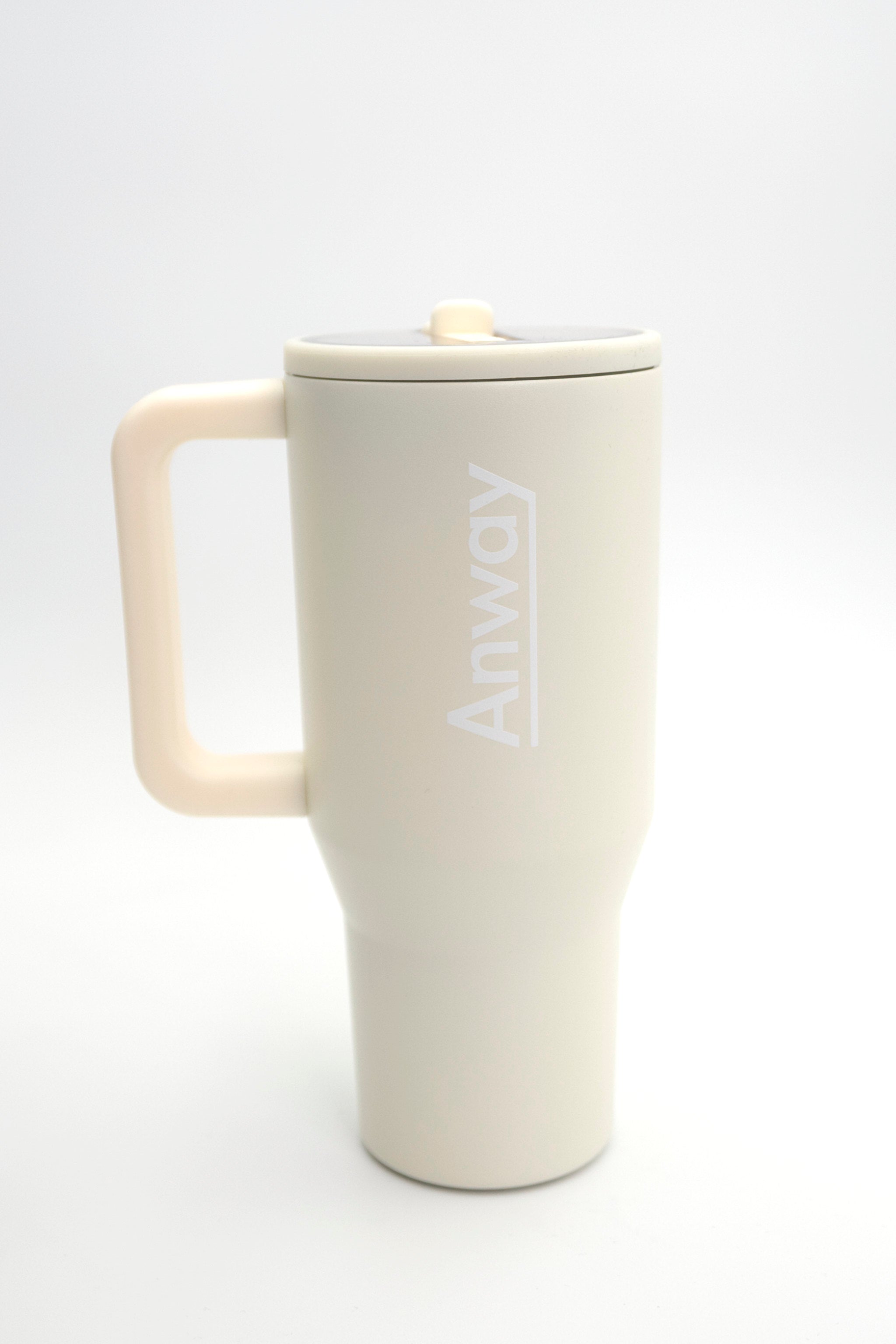 Grosser, wiederverwendbarer Trinkbecher in Beige („Cream“) mit transparentem Deckel und einklappbarem Silikonstrohhalm. Fassungsvermögen 1,12 Liter. Silikonboden für geräuschloses Abstellen. Ideal für unterwegs – hält Getränke lange warm oder kalt. 