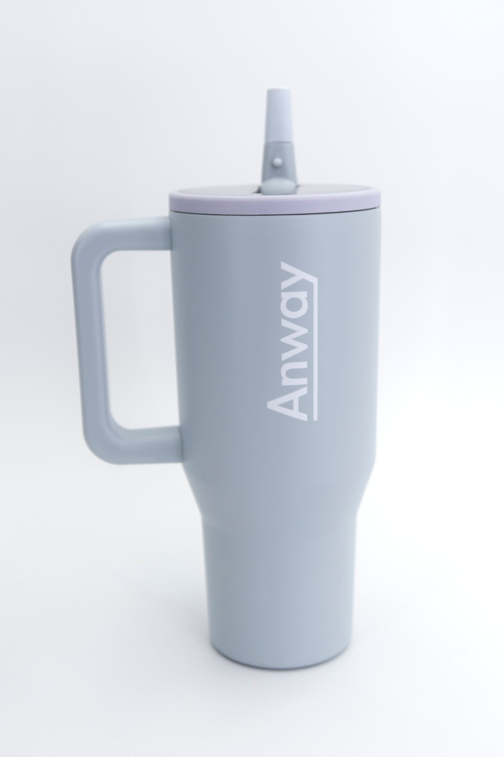 Grosser, wiederverwendbarer Trinkbecher in einem dezenten Hellblau („Frost“) mit transparentem Deckel und einklappbarem Silikonstrohhalm. Fassungsvermögen 1,12 Liter. Silikonboden für geräuschloses Abstellen. Ideal für unterwegs – hält Getränke lange warm oder kalt. 