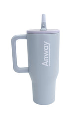 Grosser, wiederverwendbarer Trinkbecher in einem dezenten Hellblau („Frost“) mit transparentem Deckel und einklappbarem Silikonstrohhalm. Fassungsvermögen 1,12 Liter. Silikonboden für geräuschloses Abstellen. Ideal für unterwegs – hält Getränke lange warm oder kalt. 