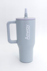 Grosser, wiederverwendbarer Trinkbecher in einem dezenten Hellblau („Frost“) mit transparentem Deckel und einklappbarem Silikonstrohhalm. Fassungsvermögen 1,12 Liter. Silikonboden für geräuschloses Abstellen. Ideal für unterwegs – hält Getränke lange warm oder kalt. 