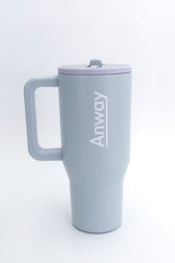 Grosser, wiederverwendbarer Trinkbecher in einem dezenten Hellblau („Frost“) mit transparentem Deckel und einklappbarem Silikonstrohhalm. Fassungsvermögen 1,12 Liter. Silikonboden für geräuschloses Abstellen. Ideal für unterwegs – hält Getränke lange warm oder kalt. 
