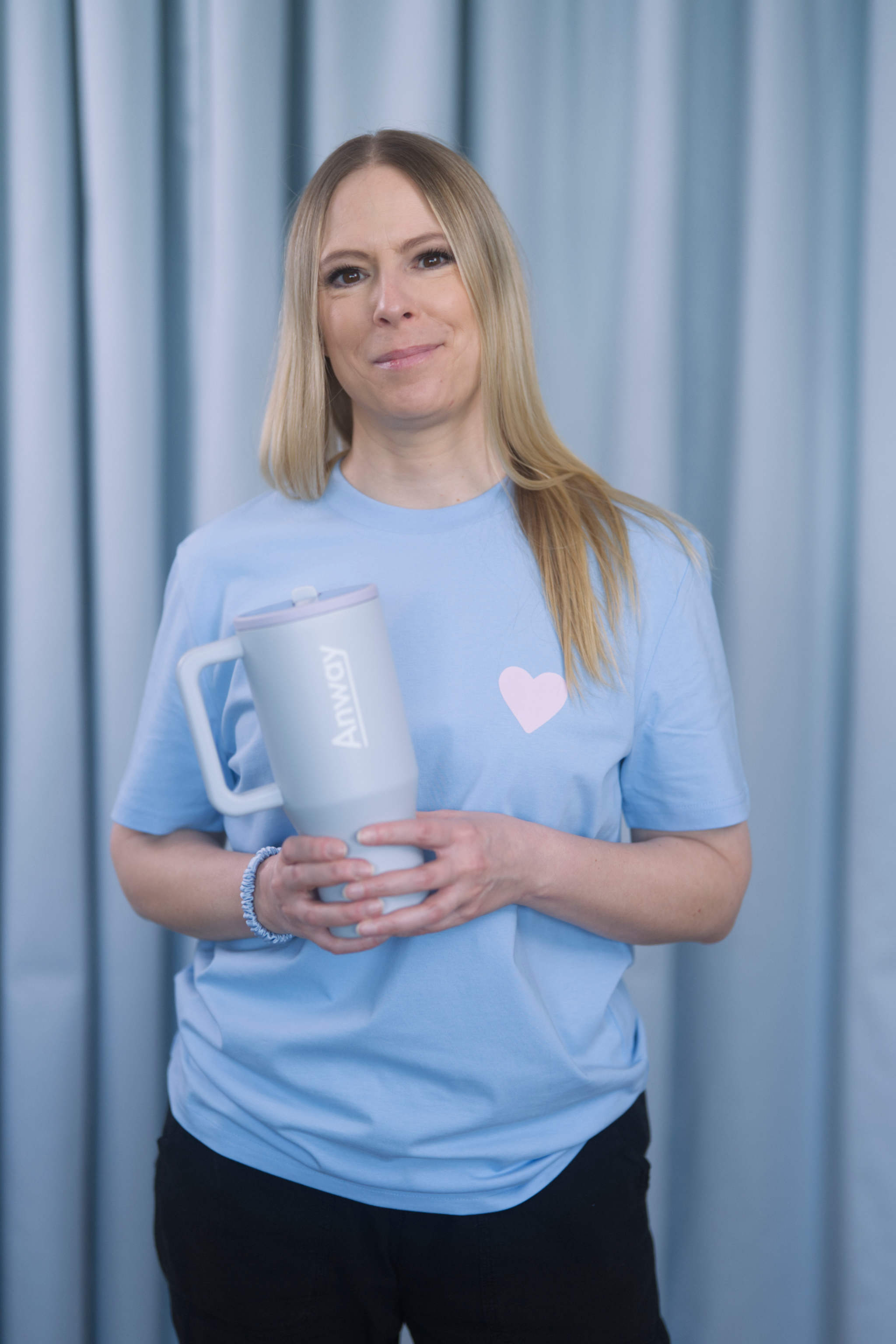 Grosser, wiederverwendbarer Trinkbecher in einem dezenten Hellblau („Frost“) mit transparentem Deckel und einklappbarem Silikonstrohhalm. Fassungsvermögen 1,12 Liter. Silikonboden für geräuschloses Abstellen. Ideal für unterwegs – hält Getränke lange warm oder kalt. 